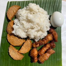 ข้าวเหนียวหมูสามชั้นทอด+ไข่ต้ม+หมูยอ