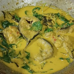 แกงคั่วปลาดุก ใบยี่หร่า