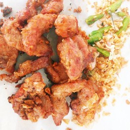 ข้าวเหนียวหมูทอดกระเทียม