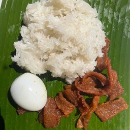 ข้าวเหนียวหมูทอดเจียงฮาย+ไข่ต้ม