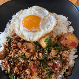 กะเพราหมุสับเต้าหู้ทอด+ไข่ดาว