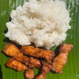 ข้าวเหนียวหมูสามชั้นทอด