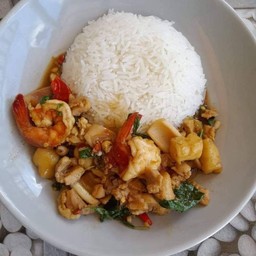 กะเพรารวม หมู-หมึก-กุ้ง-ไก่