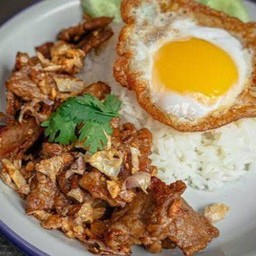 ข้าวหมูกระเทียมพริกไทยไข่ดาว