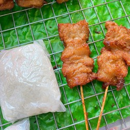 หมูทอดติดมัน 2 ไม้ + ข้าวเหนียว 1 ห่อ