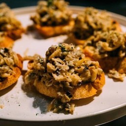 Clams with Garlic Bread 5 pcs.