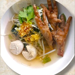 ก๋วยเตี๋ยวลูกชิ้นจัมโบ้ตีนไก่ตุ๋น