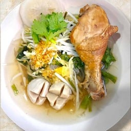 ก๋วยเตี๋ยวลูกชิ้นจัมโบ้ไก่ตุ๋น
