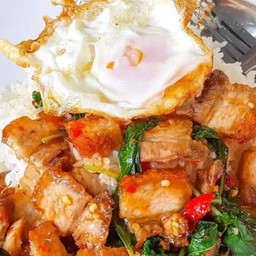 กระเพราหมูกรอบไข่ดาว