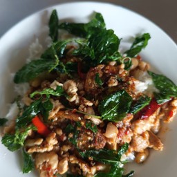 กะเพราไก่ไข่เยี่ยวม้า