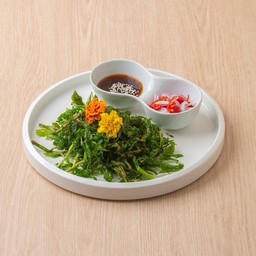 ยำผักบุ้งกรอบ