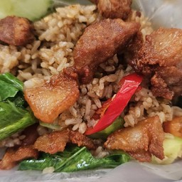 ข้าวผัดน้ำพริกหมูทอด