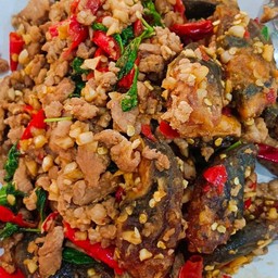 กระเพราหมูสับไข่เยี่ยวม้า(กับข้าว)
