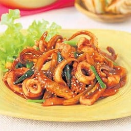 ปลาหมึกผัดซอสเกาหลี Stir-Fried Squid With Korean Sauce