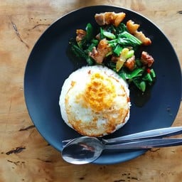 คะน้าหมูกรอบไข่ดาว