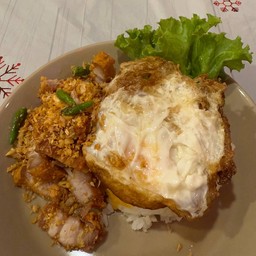 ข้าวหมูสามชั้นทอดน้ำปลา VS ไข่ดาว