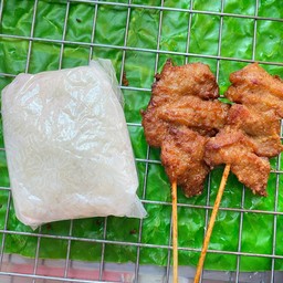 หมูไร้ม้น 2 ไม้ + ข้าวเหนียว 1 ห่อ