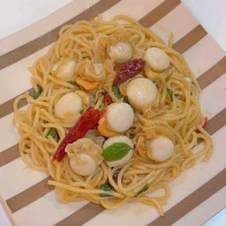 สปาเก็ตตี้ผัดพริกแห้งหอยเชลล์