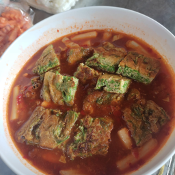 แกงส้มชะอมใข่