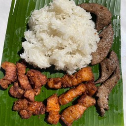 ข้าวเหนียวหมูสามชั้นทอด+หมูทอด+ตับทอดกระเทียม