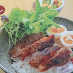 ข้าวปลาแกะยำมะม่วงไข่ต้ม