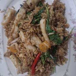 ข้าวกระเพราคลุกปลาหมึก