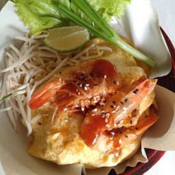 ผัดไทห่อไข่กุ้งสด