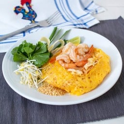 ผัดไทยกุ้งห่อไข่