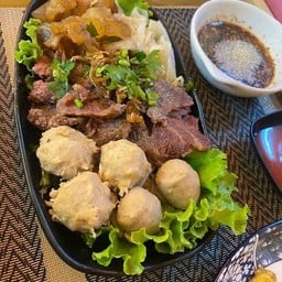 ลวกจิ้มรวม น้ำจิ้มกะปิพริกจี่ และน้ำจิ้มพริกป่น