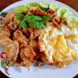 หมูหมักนุ่มผัดน้ำมันหอย ราดข้าว