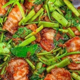 หมูกรอบผัดพริกแกง ราดข้าว