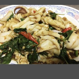 ปลาหมึกผัดกะเพรา