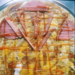 แป้งนมสด+พริกเผา+ไข่ไก่+โบโลน่า+ไส้กรอก+ซอสพริก+ซอสมะเขือเทศ+มยองเนส