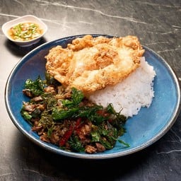 กะเพราเนื้อวากิวราดข้าว + ไข่ดาวกรอบ