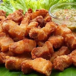 ข้าวหมูสามชั้นทอดกระเทียม