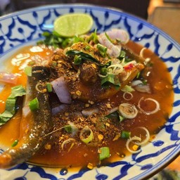 ข้าวราดยำปลากระป๋องทรงเครื่อง