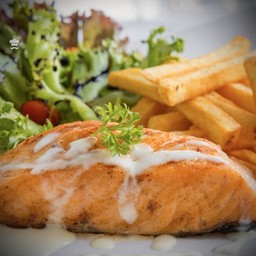 สเต็กปลาแซลมอน สลัดผัก  เฟรนฟราย ขนมปังกระเทียม