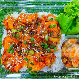 ข้าวหน้าสามชั้นผัดซอสเกาหลี