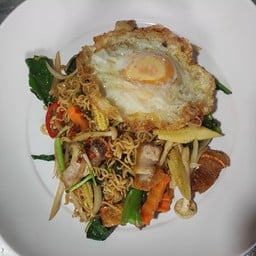 มาม่าผัดขี้เมาหมูกรอบไข่ดาว