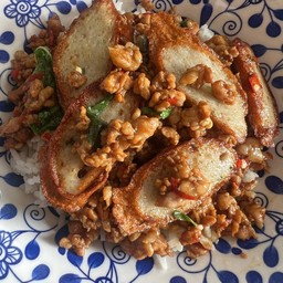 กะเพราหมูสับ+ปลาเส้น