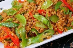 ผัดพริกแกงหมูสับ (ราดข้าว)