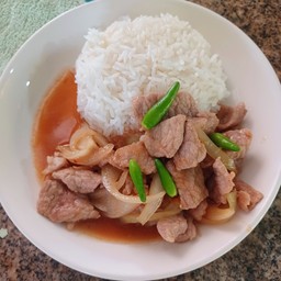 หมูชิ้นผัดกะปิราดข้าว
