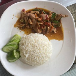 ข้าวผัดกะเพราเป็ดเราก็มีค่ะ