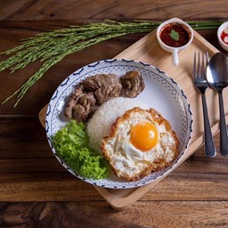 [อร่อยซ่ากับโค้ก] ข้าวหมูตุ๋นซอสแจ่ว +  สไปรท์ ออริจินัล (กระป๋อง) 