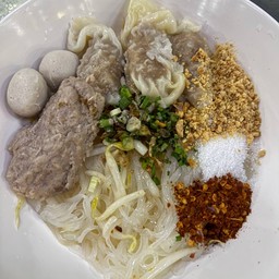 เส้นเล็กเกี้ยวหมูเด้งแห้งยำ