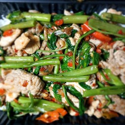 ผัดผักบุ้งจีนราดข้าว