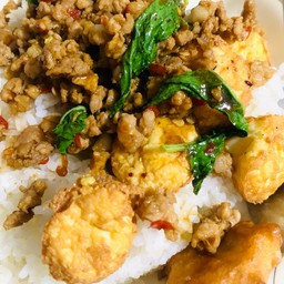 กระเพราหมูสับเต้าหู้ทอด-เป็นกับข้าว