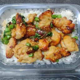 ข้าวกะเพราไก่ย่าง (เนื้อติดหนัง)