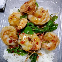 ผัดกระเพรากุ้งราดข้าว