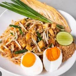 ผัดไทยไข่เค็ม